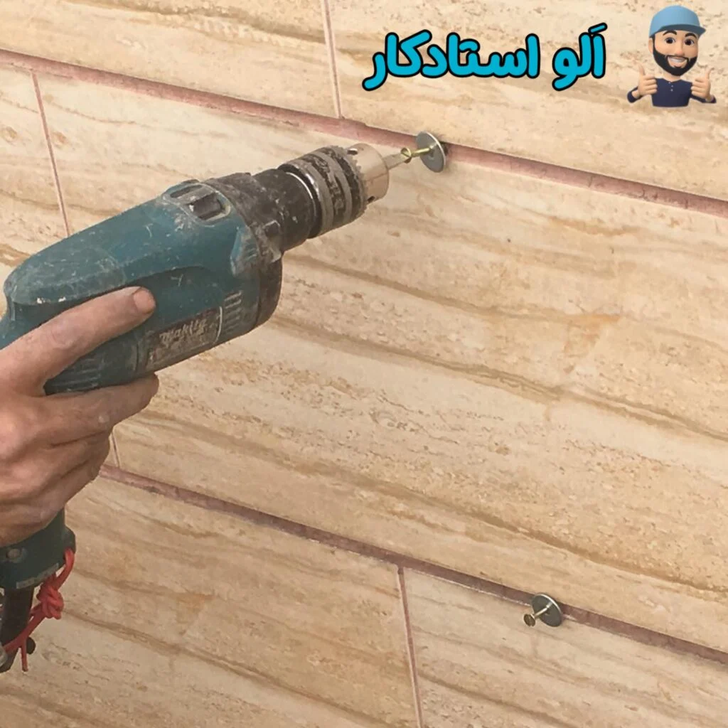اجرای پیچ و رولپلاک سرامیک با واشر و نصب پیچ در بند سرامیک جهت جلوگیری از آسیب به سرامیک یا شکستن آن ، پیچ رولپلاک سرامیک نما